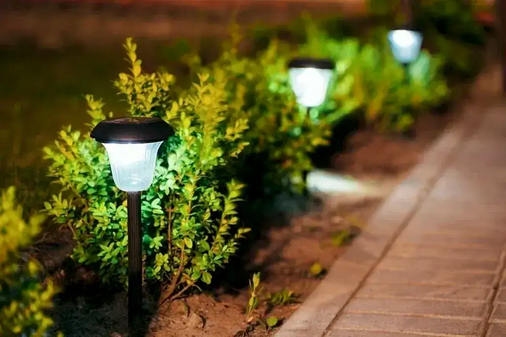 Bahçe Aydınlatması Nasıl Yapılır? Dekoratif Fikirler, Solar ve LED Kurulum Teknikleri
