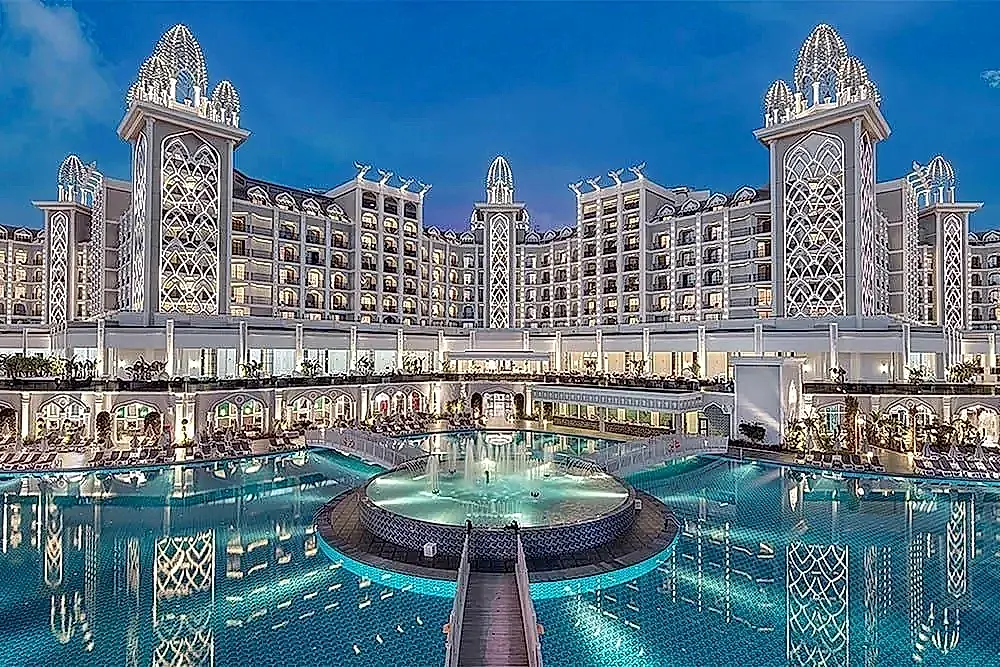 Granada Luxury Belek: Yoğun Otel Kullanımına Özel Rulo Çim Tedariği | Agora Çim
