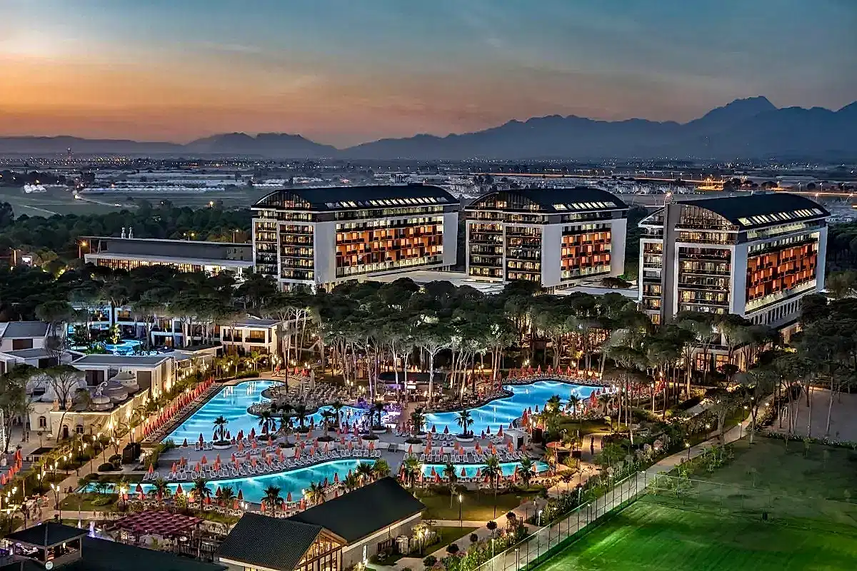 Trendy Otel Lara Projesi | 20.000 m² Rulo Çim Başarısı (Bakı/Kundu)