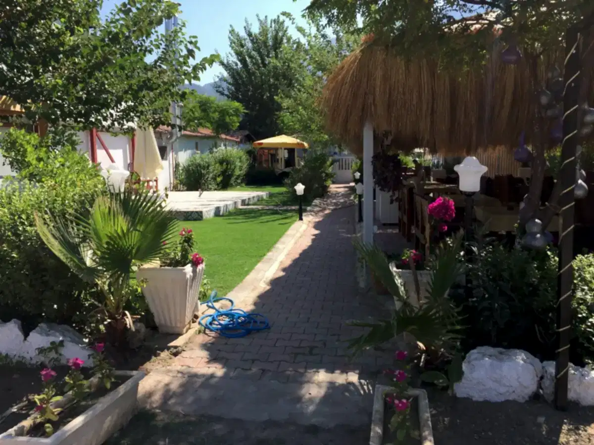 Lime Otel Adrasan Peyzajı: Sıcağa Dayanıklı Rulo Çim Uygulaması | Agora Çim